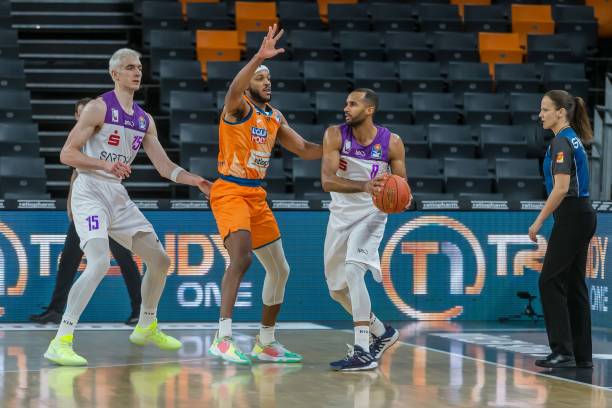 而艾拉在充 而艾拉在充