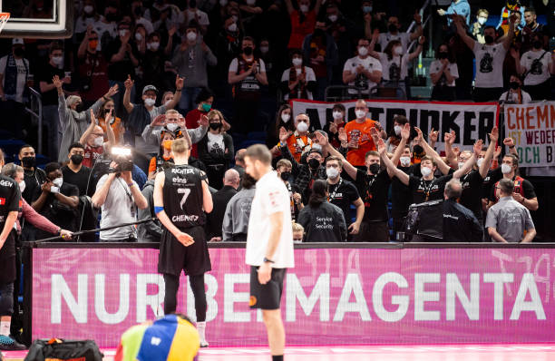 更难以捉摸 更难以捉摸